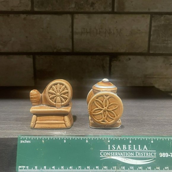 Vintage Spinning Wheel and Coffee Grinder Salt and Pepper Shakers - Enesco Japan - Picture 3 of 9